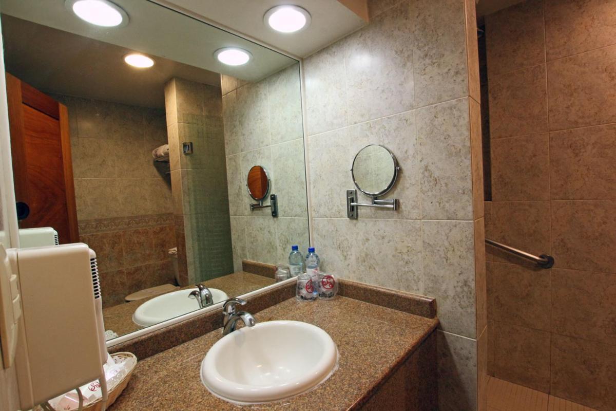 Hotel Colon Plaza Business Class Нуево Ларедо Екстериор снимка